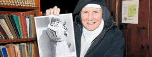  La madre Dolores muestra en la Abadía la foto de una escena besándose con Elvis Presley