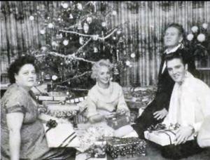Elvis con sus padres y Anita Wood (Navidad 1957)