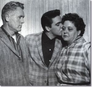 Elvis despidiéndose de sus padres, antes de partir hacia el servicio militar