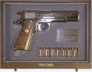 En su visita a la Casa Blanca, Elvis le regaló al presidente Nixón un estuche con un Colt 45 y 7 balas de plata, conmemorativo de la Segunda Guerra Mundial. 