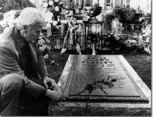 El padre de Elvis, Vernon,  en la tumba de su hijo. 